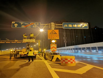 常德郑州市北三环彩虹桥交通标志牌安装现场